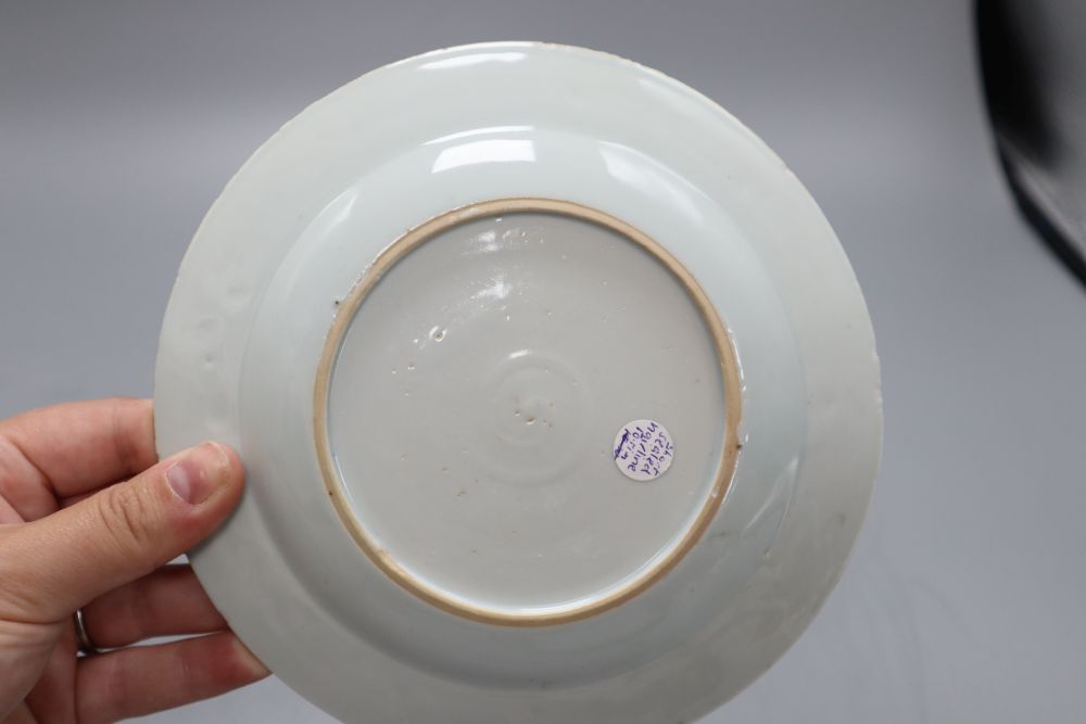 A pair of Chinese Kangxi export blue and white dishes, diameter 16.5cm